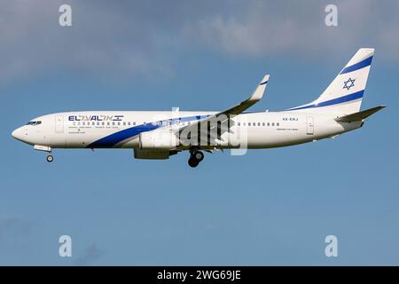 Boeing 737-800 israélien El Al avec immatriculation 4X-EKJ en finale pour l'aéroport d'Amsterdam Schiphol Banque D'Images
