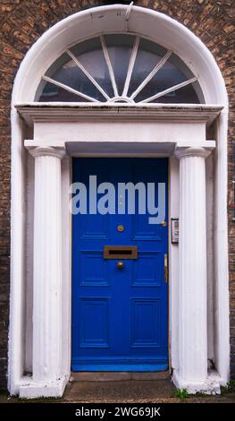 Porte géorgienne bleue colorée à Dublin, Irlande. Des portes historiques de différentes couleurs peintes peuvent être vues à dublin. Banque D'Images