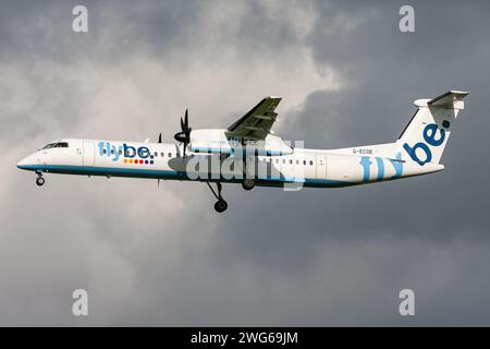 British flybe Bombardier DHC-8-400 Dash 8 avec immatriculation G-ECOE en courte finale pour l'aéroport d'Amsterdam Schiphol Banque D'Images