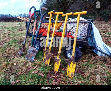 Remorque avec bêches et « tueurs de racines » utilisée pour planter des arbres dans une ferme du sud du pays de Galles Banque D'Images