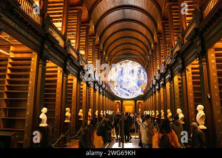 Gaia de Luke Jerram, à la tournée Book of Kells and Old Library à Dublin, Irlande. Le globe terrestre exposé au Trinity College Dublin Banque D'Images