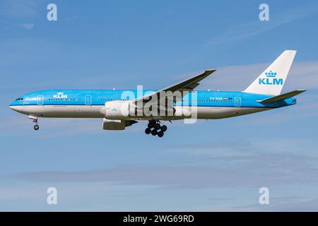 Néerlandais KLM Boeing 777-200 avec immatriculation pH-BQB en finale pour l'aéroport d'Amsterdam Schiphol Banque D'Images