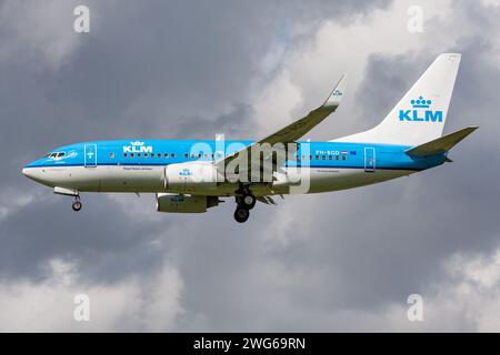 Néerlandais KLM Boeing 737-700 avec immatriculation pH-BGD en finale pour l'aéroport d'Amsterdam Schiphol Banque D'Images