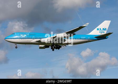 KLM asia Boeing 747-400 immatriculé pH-BFC en finale pour l'aéroport d'Amsterdam Schiphol Banque D'Images