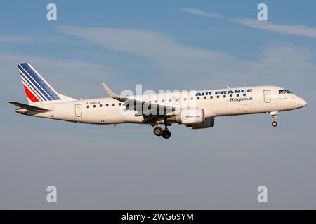 La livraison régionale Embraer 190 en Air France immatriculée F-HBLB en finale pour Amsterdam Airport Schiphol Banque D'Images