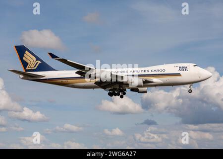 Singapore Airlines Cargo Boeing 747-400F immatriculé 9V-SFG en finale pour l'aéroport d'Amsterdam Schiphol Banque D'Images