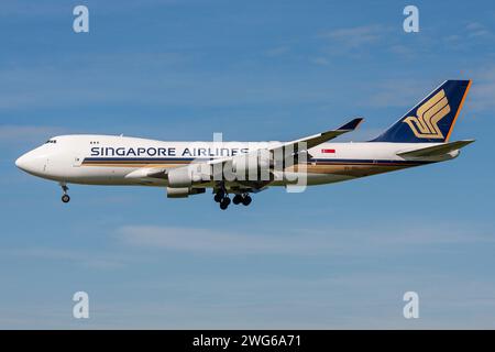 Singapore Airlines Cargo Boeing 747-400F immatriculé 9V-SFL en finale pour l'aéroport d'Amsterdam Schiphol Banque D'Images