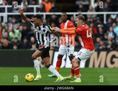 Newcastle upon Tyne, Royaume-Uni. 3 février 2024. Jacob Murphy de Newcastle s'est Uni en action avec Alfie Doughty de Luton Town lors du match de Premier League à St. James' Park, Newcastle upon Tyne. Le crédit photo devrait être : Nigel Roddis/Sportimage crédit : Sportimage Ltd/Alamy Live News Banque D'Images