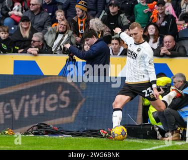 HULL, ROYAUME-UNI. 3 février 2024. EFL Championship football League : Hull City AFC contre Millwall FC. George Saville du Millwall FC tire le Corner. Crédit Paul Whitehurst/Alamy Live News Banque D'Images