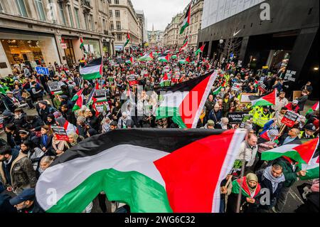 Londres, Royaume-Uni. 3 février 2024. La protestation palestinienne, appelant à un cessez-le-feu, marche maintenant de la BBC à Tralgar Square pour des discours. La foule continue de répondre à la flambée de violence et à la réponse israélienne à Gaza. La manifestation a été organisée par Stop the war, la Palestine Solidarity Campaign UK et Friends of Al Aqsa, entre autres. Crédit : Guy Bell/Alamy Live News Banque D'Images