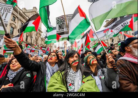 Londres, Royaume-Uni. 3 février 2024. La protestation palestinienne, appelant à un cessez-le-feu, marche maintenant de la BBC à Tralgar Square pour des discours. La foule continue de répondre à la flambée de violence et à la réponse israélienne à Gaza. La manifestation a été organisée par Stop the war, la Palestine Solidarity Campaign UK et Friends of Al Aqsa, entre autres. Crédit : Guy Bell/Alamy Live News Banque D'Images