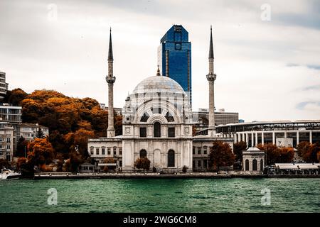 La façade de la mosquée Dolmabahce un jour d'automne photographiée depuis la mer Banque D'Images