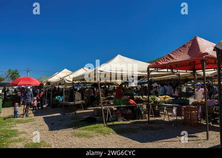 VILLA DE LEYVA, BOYACA, COLOMBIE - 06 janvier 2024 : vue générale des tentes colorées et des stands du marché traditionnel de la ville. Banque D'Images