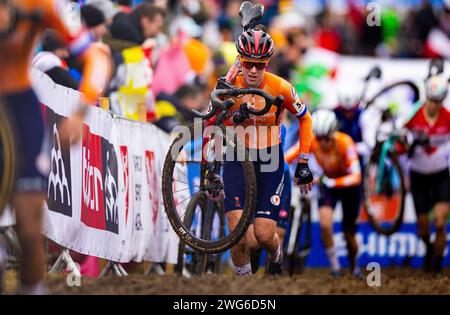 Tabor, République tchèque. 03 février 2024. TABOR - Annemarie pire lors de la course féminine aux championnats du monde de cyclocross à Tabor, République tchèque. ANP IRIS VAN DEN BROEK crédit : ANP/Alamy Live News Banque D'Images