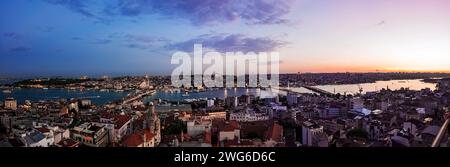 Belle vue sur le bosphore, côté corne dorée, de la ville d'Istanbul au coucher du soleil, photographiée depuis le toit de la Tour Galata Banque D'Images