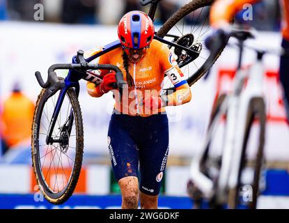 Tabor, République tchèque. 03 février 2024. TABOR - Lucinda Brand lors de la course féminine aux championnats du monde de cyclocross à Tabor, République tchèque. ANP IRIS VAN DEN BROEK crédit : ANP/Alamy Live News Banque D'Images