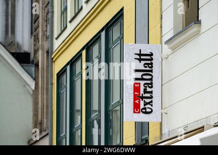 Logo und Schriftzug des Restaurant Extrablatt 03.02.2024, Limburg : Symbolfoto, Illustrationsbild, Symbolbild, Illustrationsfoto logo und Schriftzug des Restaurant Extrablatt Detailaufnahme des leuchtenden Logos und Schriftzuges der bekannten Gastronomiekette CafÃ Extrablatt. DAS Bild zeigt das markante rot und schwarze Farbschema des Logos, welches an der Außenfassade eines der restaurants angebracht ist. Die Aufnahme BEI Tageslicht unterstreicht die lebendige Atmosphäre und Gastfreundschaft, die das Restaurant repräsentiert Limburg Hessen Allemagne *** logo et lettrage de Restaurant Extrablat Banque D'Images