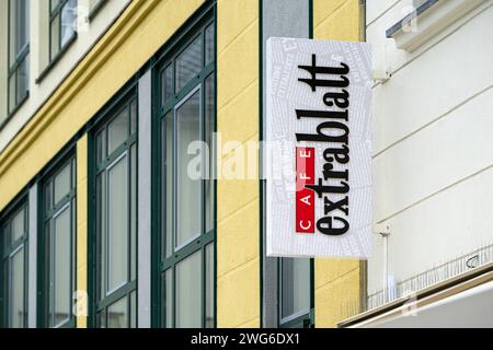 Logo und Schriftzug des Restaurant Extrablatt 03.02.2024, Limburg : Symbolfoto, Illustrationsbild, Symbolbild, Illustrationsfoto logo und Schriftzug des Restaurant Extrablatt Detailaufnahme des leuchtenden Logos und Schriftzuges der bekannten Gastronomiekette CafÃ Extrablatt. DAS Bild zeigt das markante rot und schwarze Farbschema des Logos, welches an der Außenfassade eines der restaurants angebracht ist. Die Aufnahme BEI Tageslicht unterstreicht die lebendige Atmosphäre und Gastfreundschaft, die das Restaurant repräsentiert Limburg Hessen Allemagne *** logo et lettrage de Restaurant Extrablat Banque D'Images