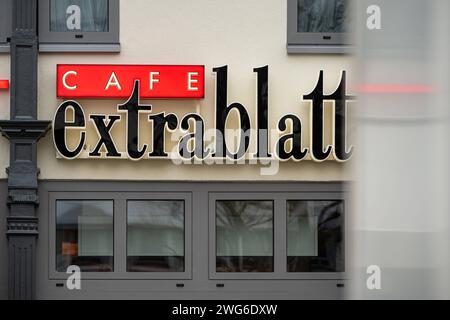 Logo und Schriftzug des Restaurant Extrablatt 03.02.2024, Limburg : Symbolfoto, Illustrationsbild, Symbolbild, Illustrationsfoto logo und Schriftzug des Restaurant Extrablatt Detailaufnahme des leuchtenden Logos und Schriftzuges der bekannten Gastronomiekette CafÃ Extrablatt. DAS Bild zeigt das markante rot und schwarze Farbschema des Logos, welches an der Außenfassade eines der restaurants angebracht ist. Die Aufnahme BEI Tageslicht unterstreicht die lebendige Atmosphäre und Gastfreundschaft, die das Restaurant repräsentiert Limburg Hessen Allemagne *** logo et lettrage de Restaurant Extrablat Banque D'Images