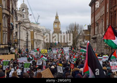 Londres, Royaume-Uni. 3 février 2024. Manifestants à Whitehall. Des dizaines de milliers de manifestants pro-palestiniens ont défilé dans le centre de Londres pour réclamer un cessez-le-feu alors que la guerre entre Israël et le Hamas se poursuit. Crédit : Vuk Valcic/Alamy Live News Banque D'Images