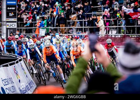 Tabor, République tchèque. 03 février 2024. Départ de la course hommes de moins de 23 ans lors des Championnats du monde de cyclo-cross UCI à Tabor, République tchèque, le 3 février 2024. Crédit : Jaroslav Svoboda/CTK photo/Alamy Live News Banque D'Images