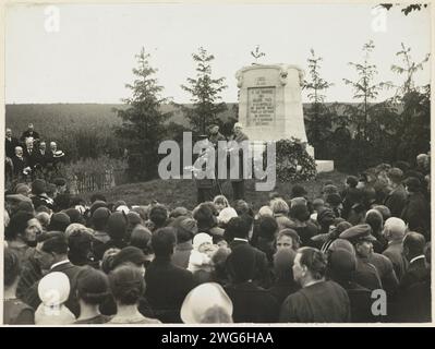 Dévoilement du monument aux Belges tués à quatre-bras (1815), 1926, Anonyme, 1926 photographie dévoilement le 22 juin 1926 du monument fondé à la mémoire de tous les Belges tués à la bataille de quatre-bras le 16 juin 1815. Le lieutenant-général Antonin Ridder de Selliers de Moranville prononce le discours d'ouverture. Belgique monument en papier, statue. Autres structures mémorielles Eighty-White Banque D'Images