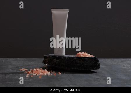 Vue de face de sel rose et cosmétique décoré en fond noir Banque D'Images