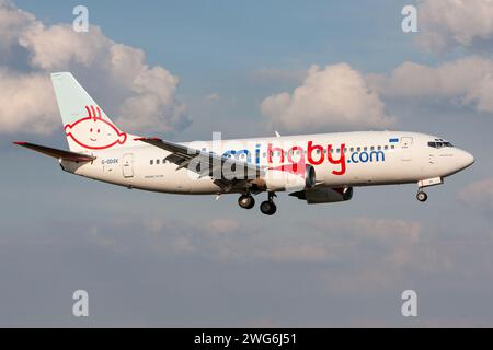 British bmi Baby Boeing 737-300 avec enregistrement G-ODSK en finale pour l'aéroport d'Amsterdam Schiphol Banque D'Images