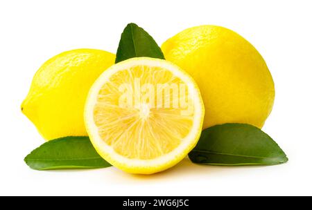 Vue de face et gros plan des fruits de citron jaune frais avec la moitié et les feuilles est isolé sur fond blanc avec chemin de découpage. Banque D'Images