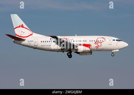 British bmi Baby Boeing 737-500 avec enregistrement G-BVKB en finale pour l'aéroport d'Amsterdam Schiphol Banque D'Images