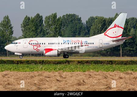 British bmi Baby Boeing 737-500 immatriculé G-BVKD roulant sur la voie de circulation V de l'aéroport d'Amsterdam Schiphol Banque D'Images