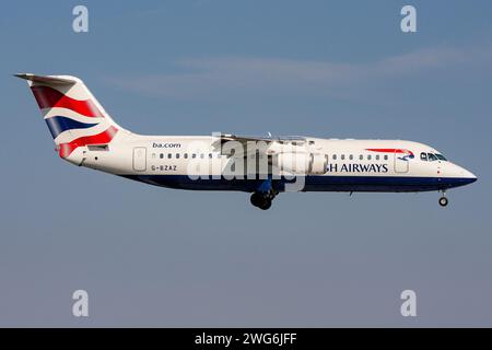 British Airways BAE Avro RJ-100 avec immatriculation G-BZAZ en finale pour l'aéroport d'Amsterdam Schiphol Banque D'Images