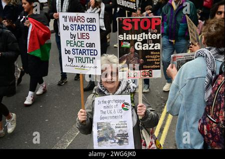 Oxford Street, Londres, Royaume-Uni. 3 février 2024. Israël a tué plus de 25 000 Palestiniens dans son assaut brutal contre Gaza et des milliers d'autres sont sous les décombres. Des centaines de milliers de manifestants exigent un cessez-le-feu immédiat. Les États-Unis, le Royaume-Uni, le Japon et l’OTAN sont complices du génocide de Gaza, soutenant Israël et fournissant des armes à Israël. Crédit : Voir Li/Picture Capital/Alamy Live News Banque D'Images