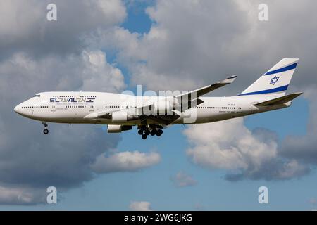 Boeing 747-400 israélien El Al avec immatriculation 4X-ELE en finale pour l'aéroport d'Amsterdam Schiphol Banque D'Images