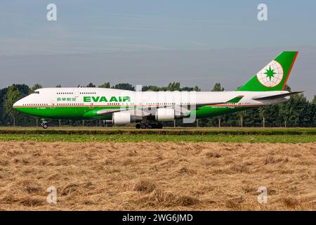 Taïwanais Eva Air Boeing 747-400 immatriculé B-16403 roulant sur la voie de circulation V de l'aéroport d'Amsterdam Schiphol Banque D'Images
