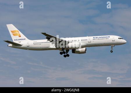 Icelandair Boeing 757-200 immatriculé TF-FII en livrée blanche de base en finale pour l'aéroport d'Amsterdam Schiphol Banque D'Images