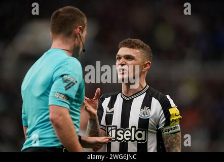 Kieran Trippier de Newcastle United parle à l'arbitre Thomas Bramall lors du match de Premier League à St. James' Park, Newcastle upon Tyne. Date de la photo : Samedi 3 février 2024. Banque D'Images