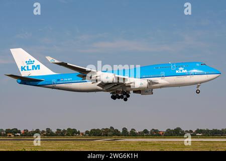 Néerlandais KLM Boeing 747-400 avec immatriculation pH-BFT en finale courte pour l'aéroport d'Amsterdam Schiphol Banque D'Images