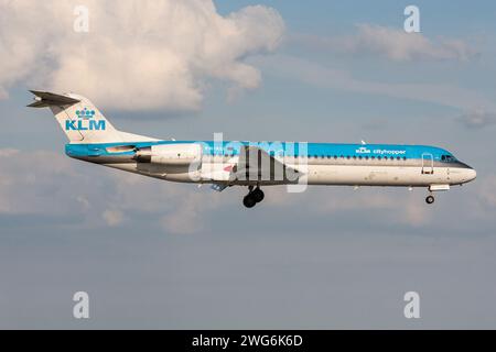 Néerlandais KLM Cityhopper Fokker 100 avec enregistrement pH-KLI en finale pour l'aéroport d'Amsterdam Schiphol Banque D'Images