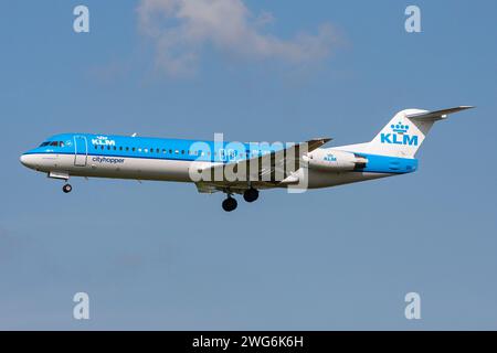 Néerlandais KLM Cityhopper Fokker 100 avec enregistrement pH-OFP en finale pour l'aéroport d'Amsterdam Schiphol Banque D'Images