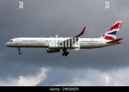 British Open Skies Boeing 757-200 avec immatriculation G-BPEK en finale pour l'aéroport d'Amsterdam Schiphol Banque D'Images