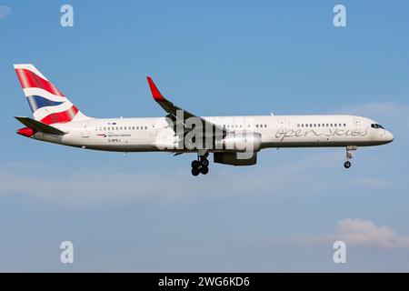 British Open Skies Boeing 757-200 avec immatriculation G-BPEJ en finale pour l'aéroport d'Amsterdam Schiphol Banque D'Images