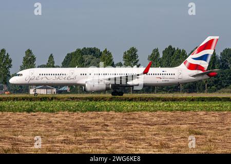 British Open Skies Boeing 757-200 immatriculé G-BPEK roulant sur la voie de circulation V de l'aéroport d'Amsterdam Schiphol Banque D'Images