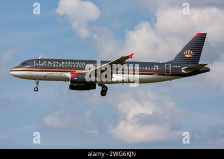 Royal Jordanian Airbus A320-200 avec immatriculation JY-AYD en finale pour l'aéroport d'Amsterdam Schiphol Banque D'Images