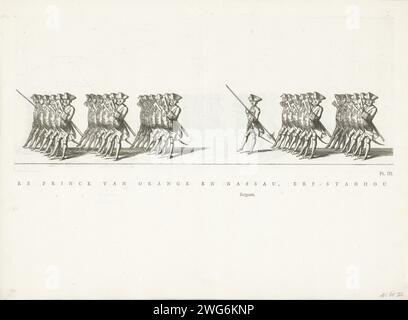 Garde du corps frison dans le cortège funéraire de la princesse Maria Louise, 1765, 1765 soldats imprimés de la Garde du corps frison. Marqué en bas à droite : pl. III Sur la feuille sous la plaque une partie du titre et la mention du sergent. Fait partie de la série de documents des funérailles de la princesse Maria Louise à Leeuwarden le 13 juin 1765. Cortège de gravure sur papier Leeuwarden, procession funéraire Leeuwarden Banque D'Images