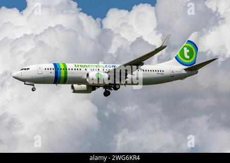 Transavia néerlandais Boeing 737-800 avec immatriculation pH-HZL en finale pour l'aéroport d'Amsterdam Schiphol Banque D'Images