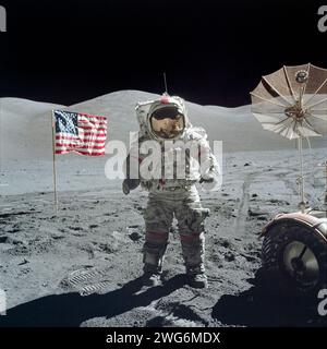 L'astronaute Gene Cernan d'Apollo 17 lors de leur troisième moonwalk le 13 décembre 1972. Photographie prise par Harrison Schmitt dont le reflet peut être vu dans la visière avec la Terre flottant au-dessus. Banque D'Images