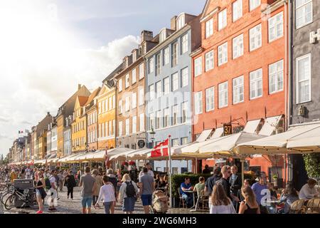 Le Nyhavn ou New Harbour est un port, un canal et un quartier de divertissement datant du XVIIe siècle à Copenhague. Banque D'Images