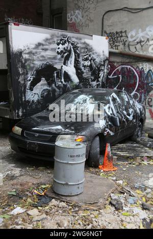 L’artiste de rue Banksy dévoile « Crazy Horse », une peinture en aérosol exécutée sur une porte de voiture près du coin des rues Ludlow et Stanton dans le Lower East Banque D'Images