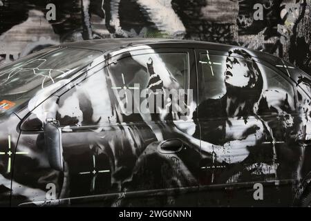 L’artiste de rue Banksy dévoile « Crazy Horse », une peinture en aérosol exécutée sur une porte de voiture près du coin des rues Ludlow et Stanton dans le Lower East Banque D'Images